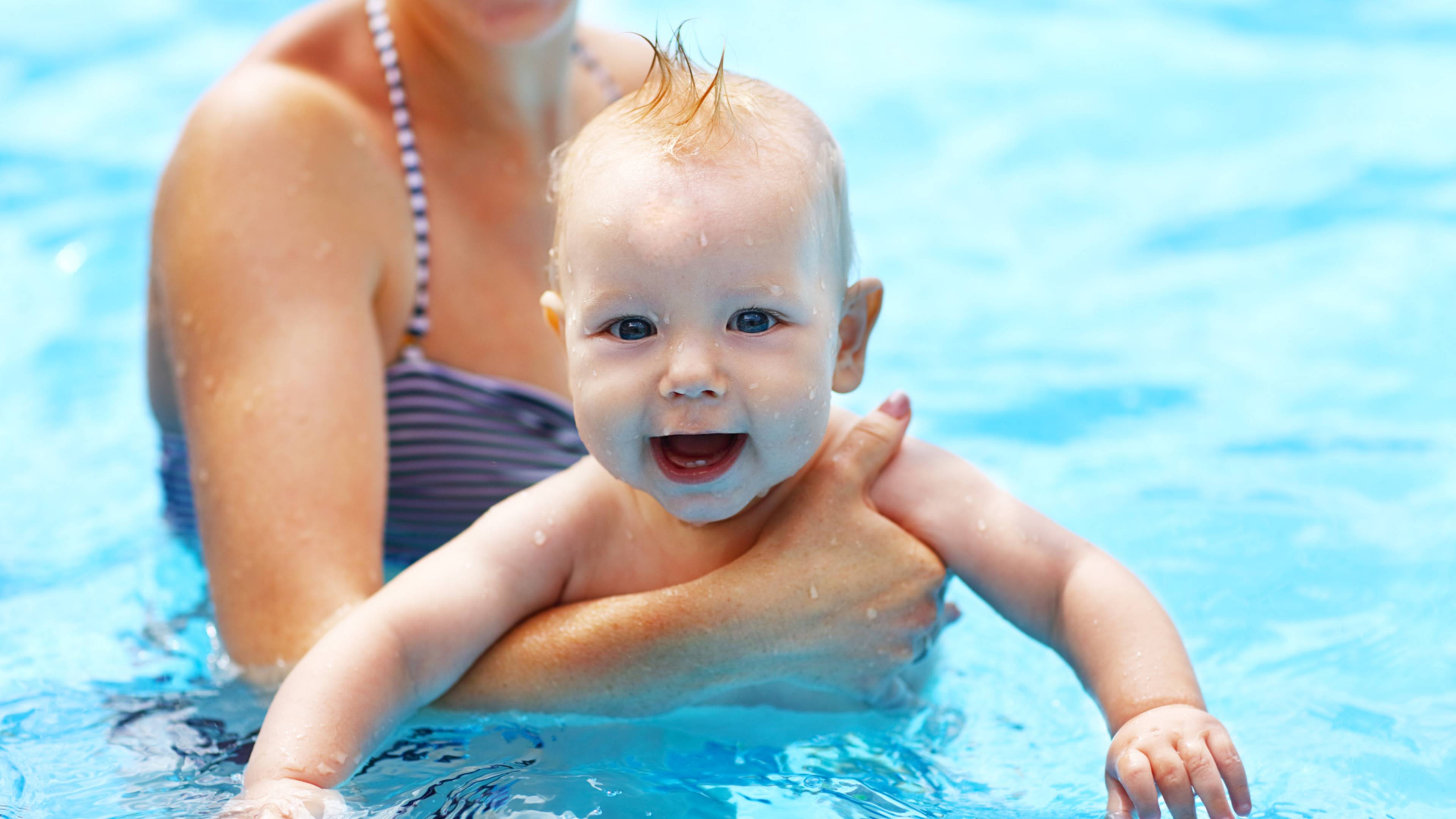 Baby zwemmen in de zomer
